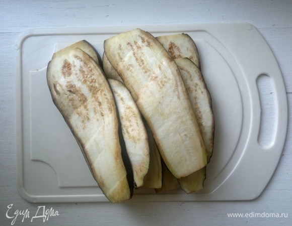 Баклажаны вымыть, обсушить. Нарезать баклажаны вдоль тонкими пластинами.