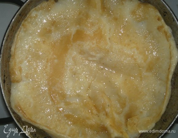В маленькую сковороду (у меня диаметром 13 см) налить 1 ст. л. растительного масла, разогреть его. Вылить яичную массу и испечь блинчик с двух сторон.