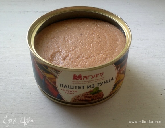 Открыть банку с паштетом из тунца ТМ «Магуро». 2 ст. л. паштета отложить для украшения.