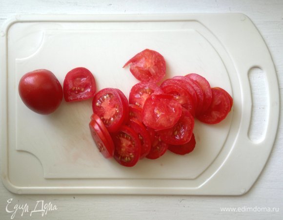 Помидоры черри вымыть, обсушить, нарезать тонкими кружками.