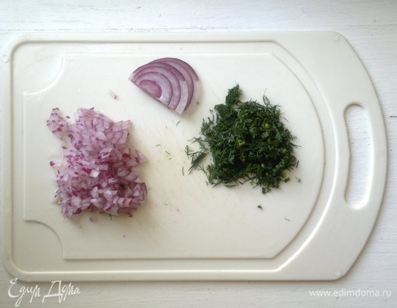 Лук почистить, отрезать несколько ломтиков для украшения. Остальной лук нарезать мелко. Укроп помыть, обсушить, мелко нарезать.