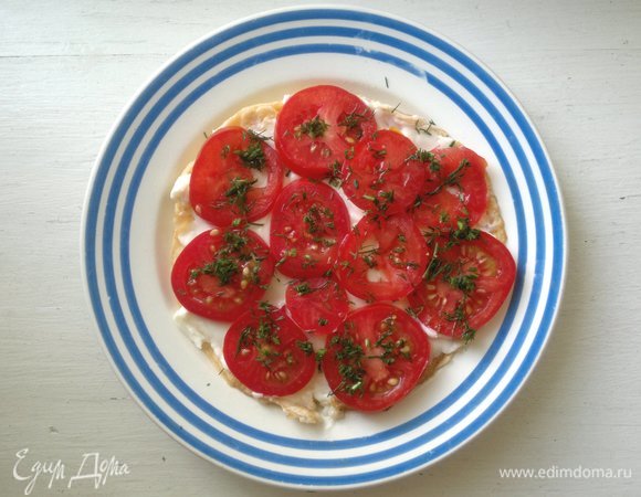 На сыр выложить кружки помидоров, посыпать частью укропа. Смазать 1 ст. л. майонеза.