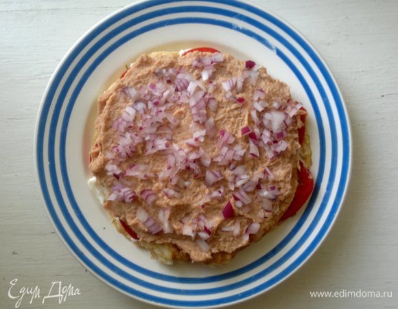 Посыпать паштет половиной нарезанного лука.