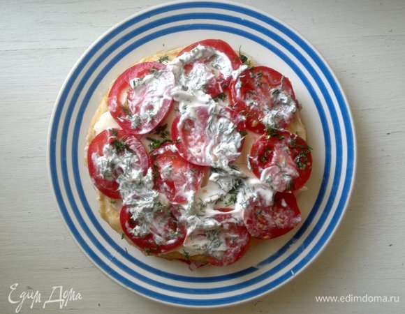 Положить третий блинчик. Смазать его сыром, выложить помидоры. Посыпать укропом и смазать майонезом.