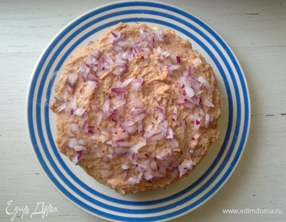 Выложить четвертый яичный блинчик. Смазать оставшимся паштетом из тунца ТМ «Магуро», посыпать луком.