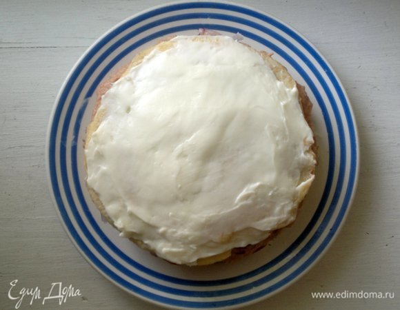 Выложить пятый блинчик, смазать плавленым сыром.