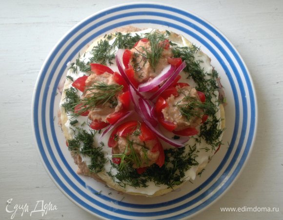 Выложить половинки помидоров с паштетом на верхний блинчик с сыром. Украсить отложенным луком, посыпать оставшимся укропом.