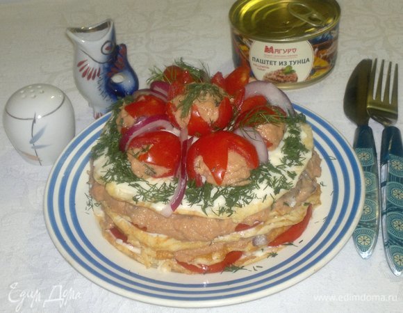 После фотосессии блюда мне захотелось украсить его немного по-другому. Я разрезала вдоль пополам три начиненных половинки помидоров. Целую половинку поставила в центр, а четвертинки выложила по кругу срезом вниз.