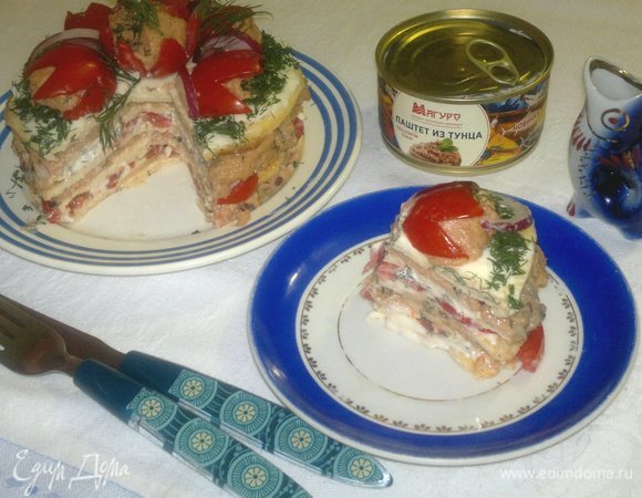 Подать закусочный торт к столу, разрезать на порции. Угощайтесь! Приятного аппетита!