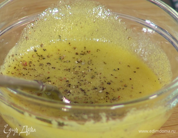 Приготовить заправку, смешав половину лимона, 1 ст. л. горчицы, оливковое масло и свежемолотый перец. Полить частью заправки салатный микс.