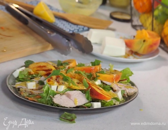 На блюдо выложить салатный микс с заправкой, добавить кусочки индейки и нарезанную кубиками фету. Сверху положить запеченные на гриле персики. Полить салат оставшейся заправкой и посыпать листочками мяты.