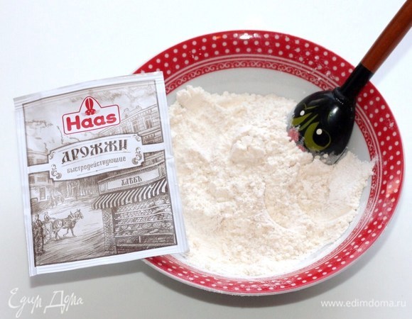 Просеиваем муку (310 г). Приготовим опару: смешиваем 2 ст. л. муки с дрожжами (1 ч. л. без горки).