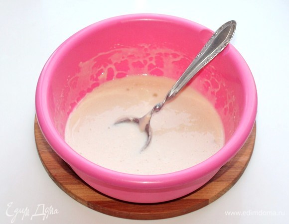 Приготовим тесто. Пенную опару перелить в большую миску. Добавить теплое молоко (150 мл), растительное масло (5 ст. л.), соль (1 ч. л. без горки) и перемешать.