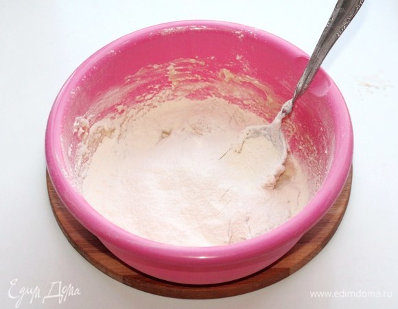 В жидкую смесь по 1 ст. л. вмешиваем оставшуюся муку от 310 грамм. Тесто получилось мягкое, пластичное и не липнущее к рукам.