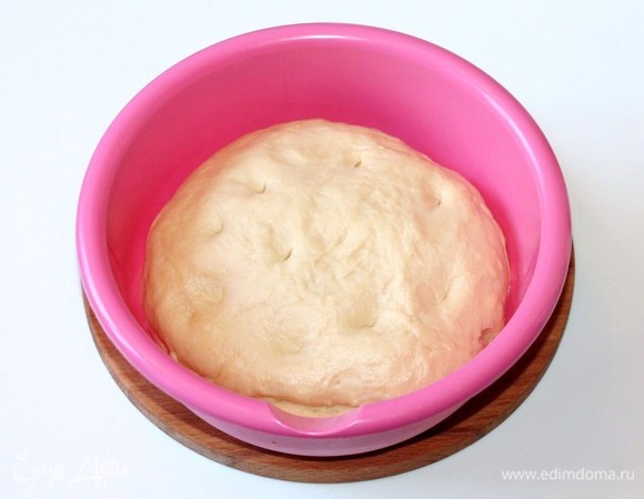 Ставим миску в теплое место для подъема в 2,5 раза. Это может быть нагретая до минимальной температуры (30°C) духовка или микроволновка (на дно прогретой микроволновки стелите полотенце). Можно поставить миску в теплую воду и поддерживать температуру.