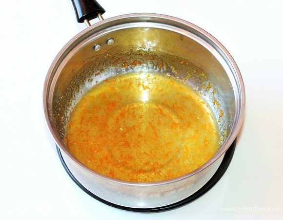 В кастрюле смешиваем апельсиновый сок (2 ст. л.) с сахаром (3 ст. л.) и цедрой (1 ст. л.). Ставим апельсиновую смесь на плиту и провариваем до растворения сахара. Добавляем в смесь холодное сливочное масло (20 г), доводим его до расплавления.