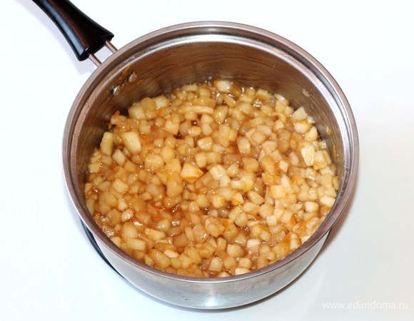 Кладем в кастрюлю нарезанные яблоки и карамелизируем их 2–3 минуты. На этом этапе можно добавить по вкусу сахар с корицей Haas, корректируем вкус. И для густоты начинки смешиваем 1 ч. л. крахмала с 1–2 ст. л. сока. Тонкой струйкой вливаем крахмал в миску и быстро перемешиваем, 1 минуту провариваем и снимаем с плиты. Начинка должна быть густая, без скопления жидкости.