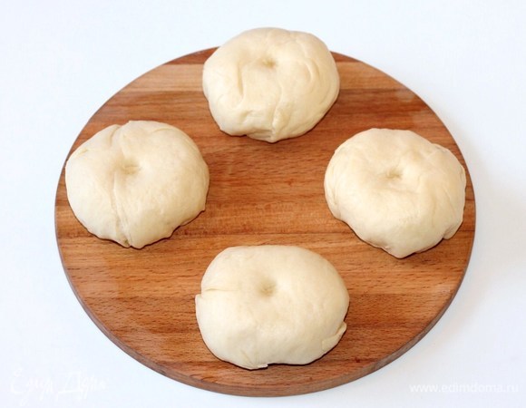 Сформируем пирожки-рожки из теста. Подошедшее тесто обмять и разделить на 4 части, сформировать шарики.
