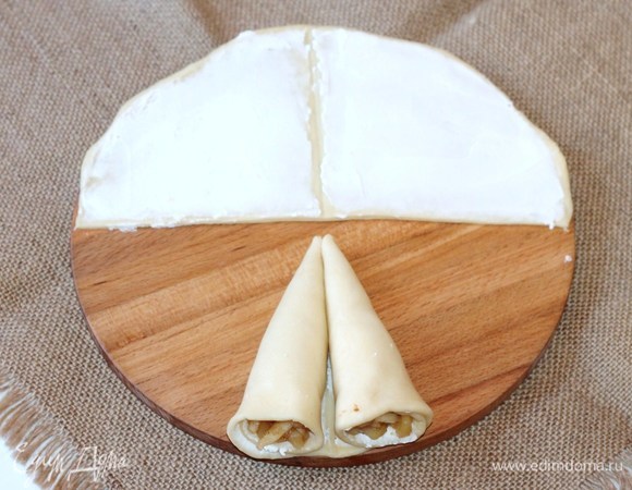 Получилась заготовка с двумя рожками. С остальным тестом поступаем так же. Если у вас остались обрезки теста, раскатываете их, скручиваете в жгут и украшаете серединку пирога.