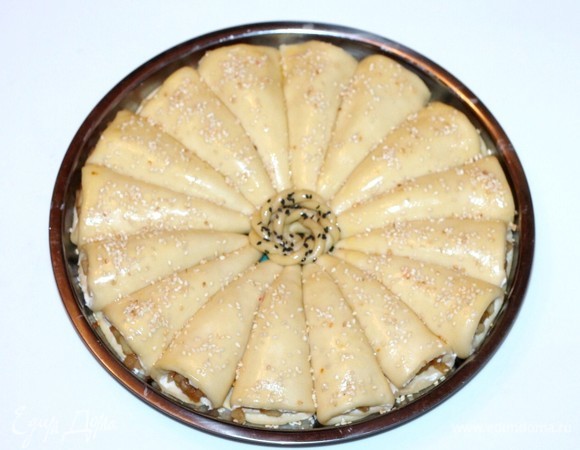 Накрываем формочку с заготовкой пирога легким сухим полотенцем или тряпицей и отправляем пирог в теплое место для подъема в 2 раза. Я включаю духовку на минимальную температуру (40°C), и мой пирог через 20 минут увеличивается в два раза.