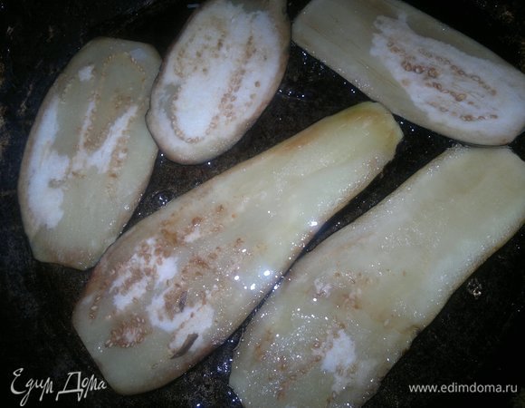 В сковороде разогреть растительное масло и обжарить на нем баклажаны с двух сторон до румяности.