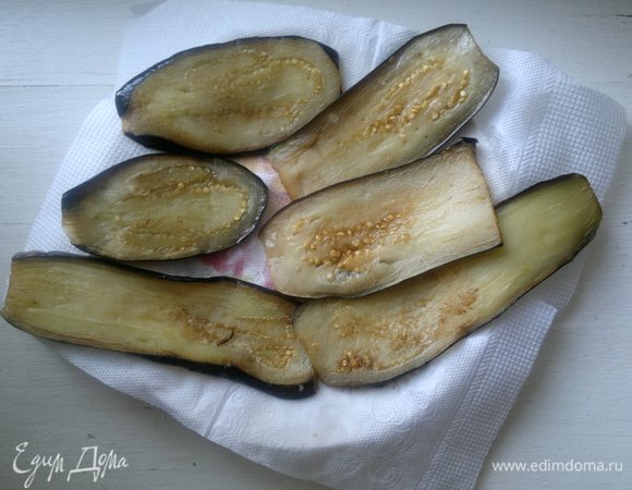 Выложить баклажаны на бумажное полотенце для впитывания излишков масла.