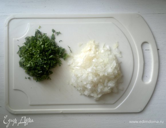Для начинки кинзу вымыть, обсушить, мелко нарезать. Лук почистить и очень мелко нарезать.