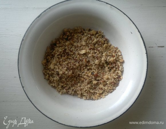 Ядра грецких орехов измельчить в мелкую крошку.