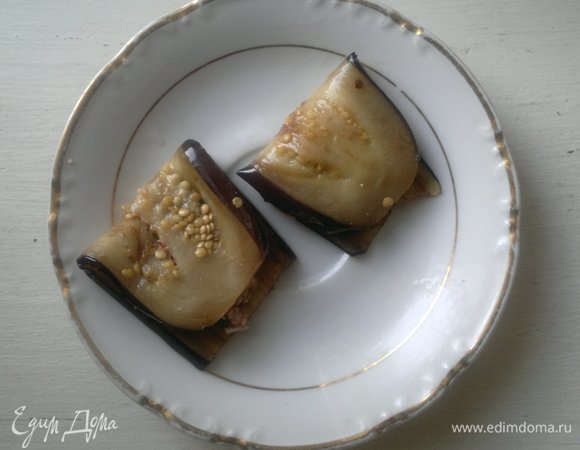 Начинку накрыть второй половиной баклажана. Так начинить все обжаренные баклажаны. Можно сразу подать закуску или поставить в холодильник на 1 час.