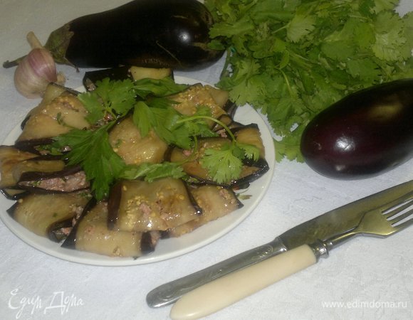 Подать закуску на стол, украсив зеленью кинзы и петрушки. Угощайтесь! Приятного аппетита!