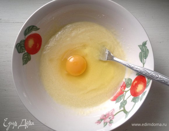 Добавить яйцо, взбить до однородности.