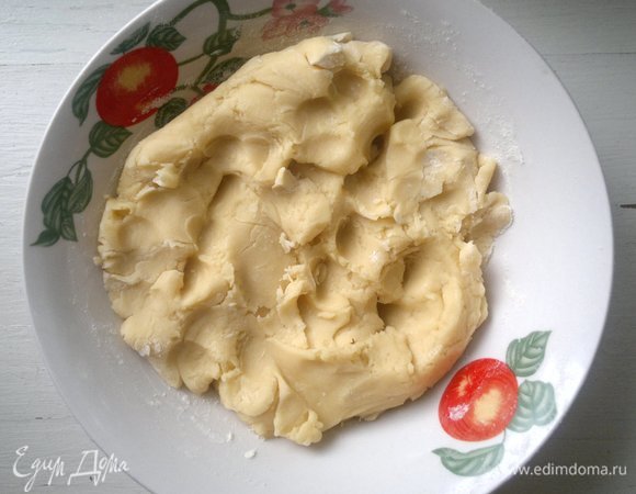 Замесить мягкое тесто.