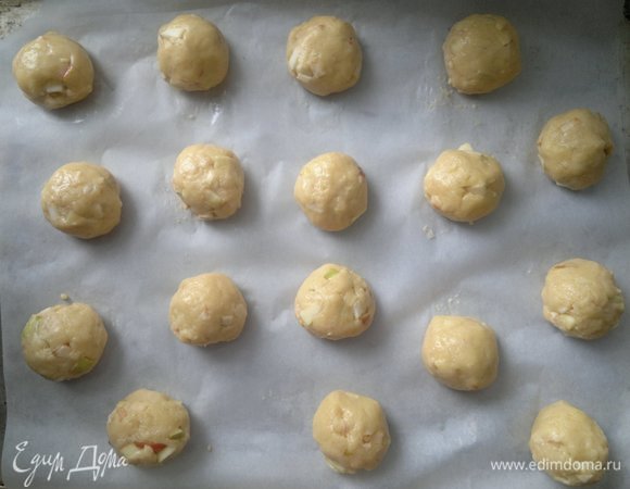 Из теста скатать шарики. У меня весом примерно 38–39 г, диаметром 3–3,5 см. У меня получилось 17 шт. печенья. Противень застелить пекарской бумагой и выложить на нее заготовки для печенья. Выпекать в духовке, разогретой до 180°C, 35–40 минут до легкого румянца.
