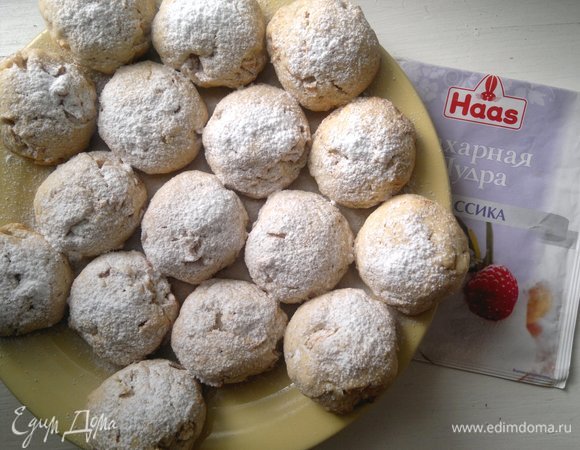 Печенье переложить на блюдо. Посыпать сахарной пудрой Haas.