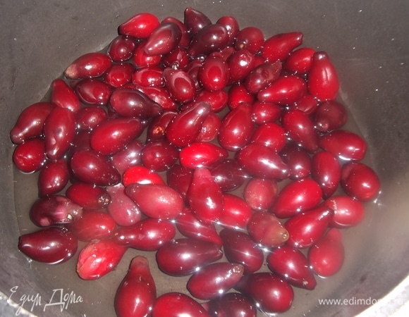 Переложить в кастрюлю. Залить водой. Варить с момента закипания 15 минут.