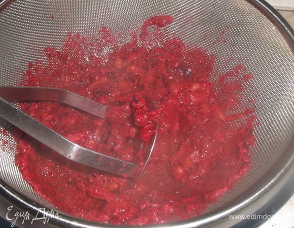 Перетереть ягоды толкушкой через сито. Нам нужен сок. Готовьте желе из расчета: на каждые 200 мл сока — 150 г сахара.