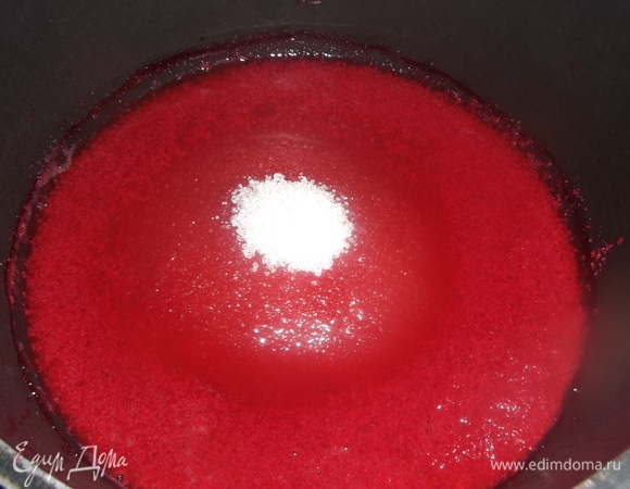 Соедините сок с сахаром. Варите на умеренном огне 30–40 минут до густой консистенции. Помните, что при полном остывании массы через пару дней желе станет еще гуще.