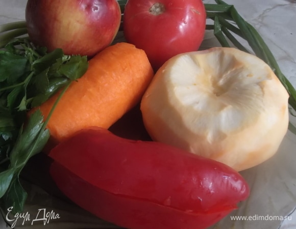 Подготовить продукты. Репку и морковь почистить. У перца удалить семена. У яблока — сердцевину.
