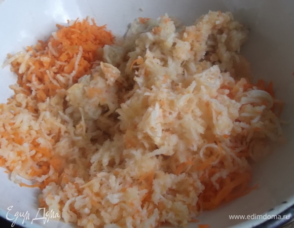 Натереть на терке морковь, репу, яблоко.