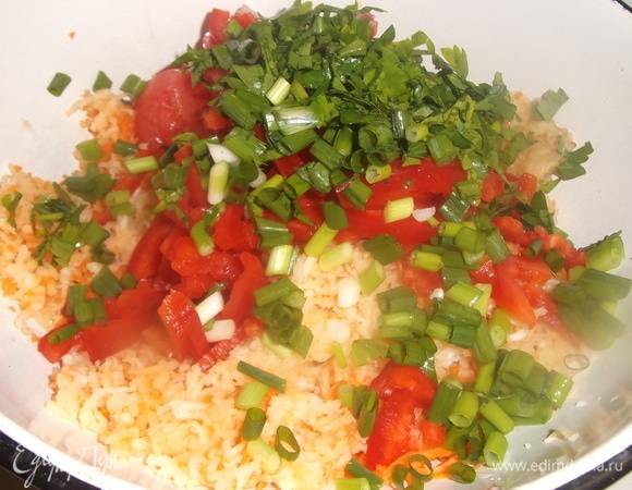 Нарезать помидор, перец, петрушку и зеленый лук. Посолить. Добавить уксус и масло. Перемешать. Заправку можно сделать любую на ваш вкус. Я мужу сделала с майонезом, себе — с маслом. Приятного аппетита!