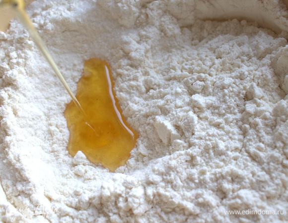 Влить растительное масло без запаха.