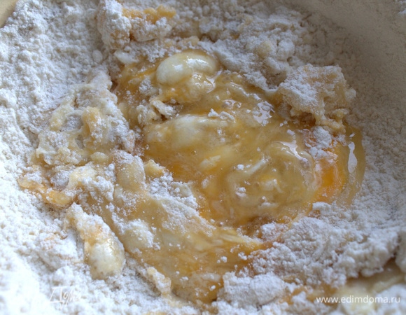 Тесто смешиваем вначале ложкой.