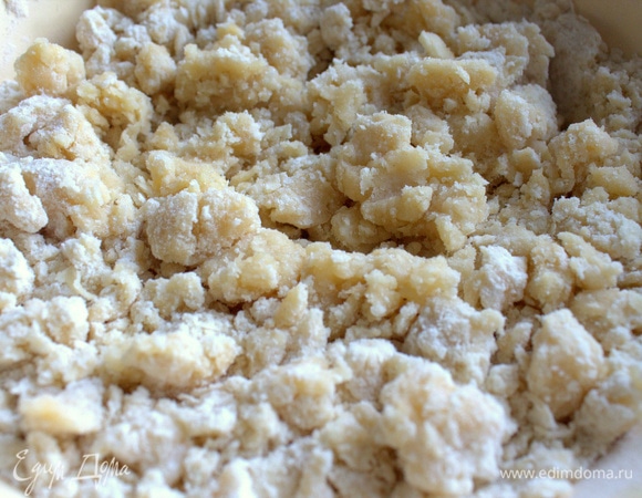 Получается крупная крошка. На этом этапе замес начинаем рукой.