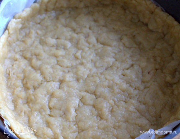 Бортики также лепим по кусочку. Корж можно отправить в духовку минут на 7–10 подсушиться.