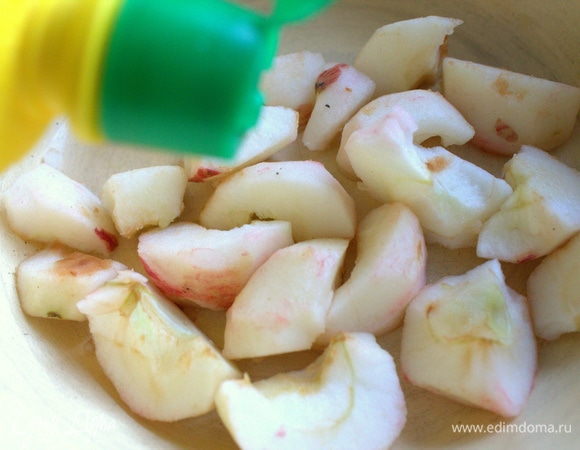 В процессе дольки сбрызнуть лимонным соком.