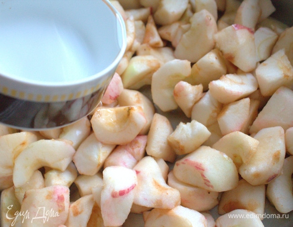 Дольки яблок высыпать в сковороду с толстым дном и полить водой. Но если яблоки очень сочные, можно обойтись без воды.