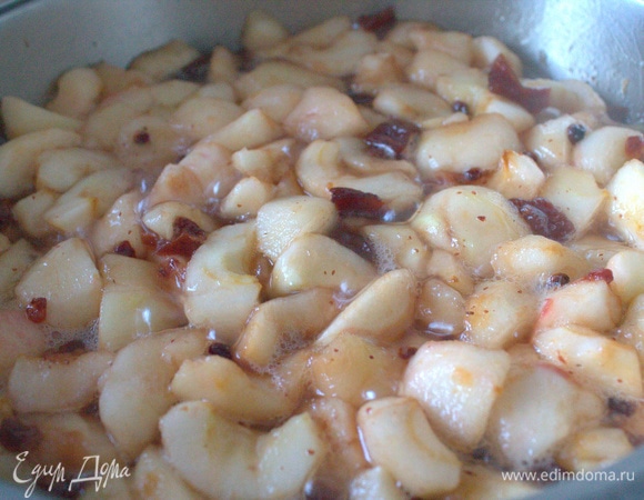 Томить под крышкой минут 5–7.