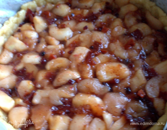 Готовую начинку можно прямо со сковороды вылить в корж.