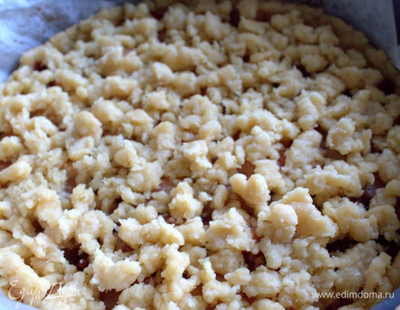 Остаток теста крошим сверху.