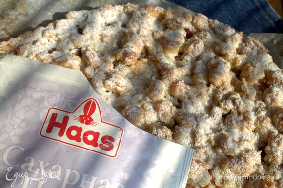 Остывший пирог посыпаем сахарной пудрой от Haas.